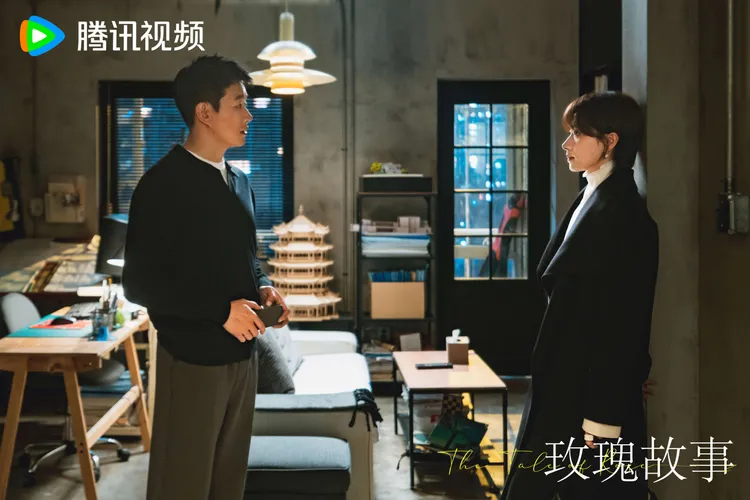 佟大為（左）劇中是劉亦菲的哥哥，與萬茜（右）是夫婦。翻攝電視劇玫瑰故事微博