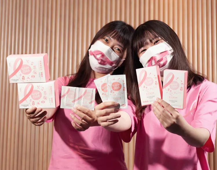 CSD中衛與雅詩蘭黛推出的「粉紅絲帶公益聯名濕巾」。業者提供