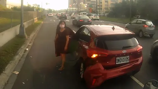 三寶女「連切3車道」撞直行貨車 怒了:我有打方向燈欸