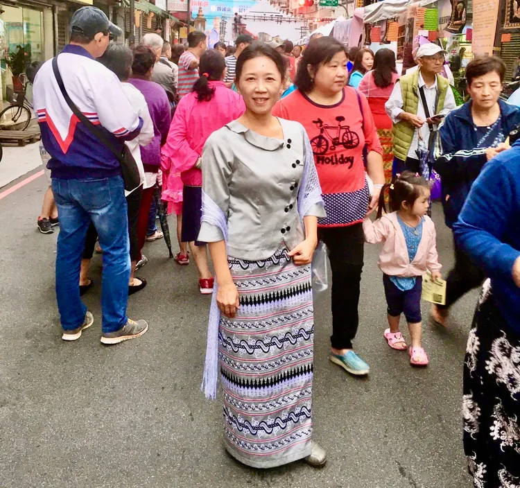 李艷菁在中和緬甸街(華新街)與大家分享緬甸過節的傳統服裝。翻攝畫面