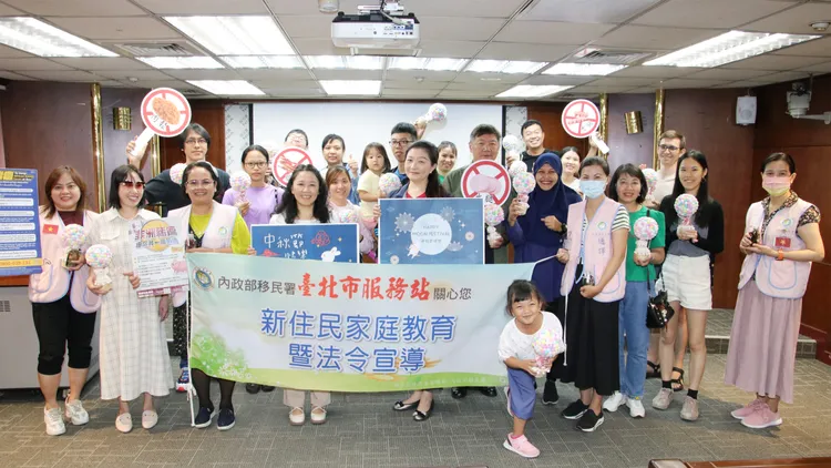 移民署與母語師一同呼籲新住民勿違規攜帶豬肉月餅入台。翻攝畫面