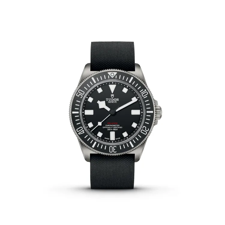 錶款同步配有黑色橡膠錶帶供替換。品牌提供