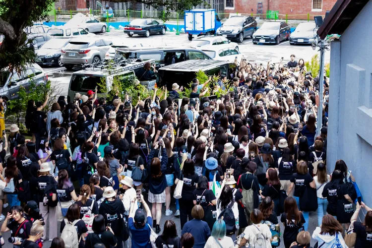 姜濤所到之處全是粉絲。滿滿額娛樂提供