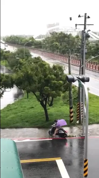 有民眾直擊一名女騎士被強風吹襲狂尖叫，還抱著電線桿求生，全程被拍下來分享在網路上，畫面驚險萬分！翻攝《台東臉書災害通報》社團
