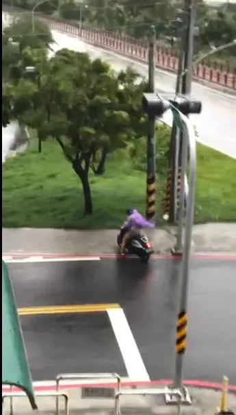有民眾直擊一名女騎士被強風吹襲狂尖叫，還抱著電線桿求生，全程被拍下來分享在網路上，畫面驚險萬分！翻攝《台東臉書災害通報》社團