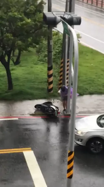 有民眾直擊一名女騎士被強風吹襲狂尖叫，還抱著電線桿求生，全程被拍下來分享在網路上，畫面驚險萬分！翻攝《台東臉書災害通報》社團