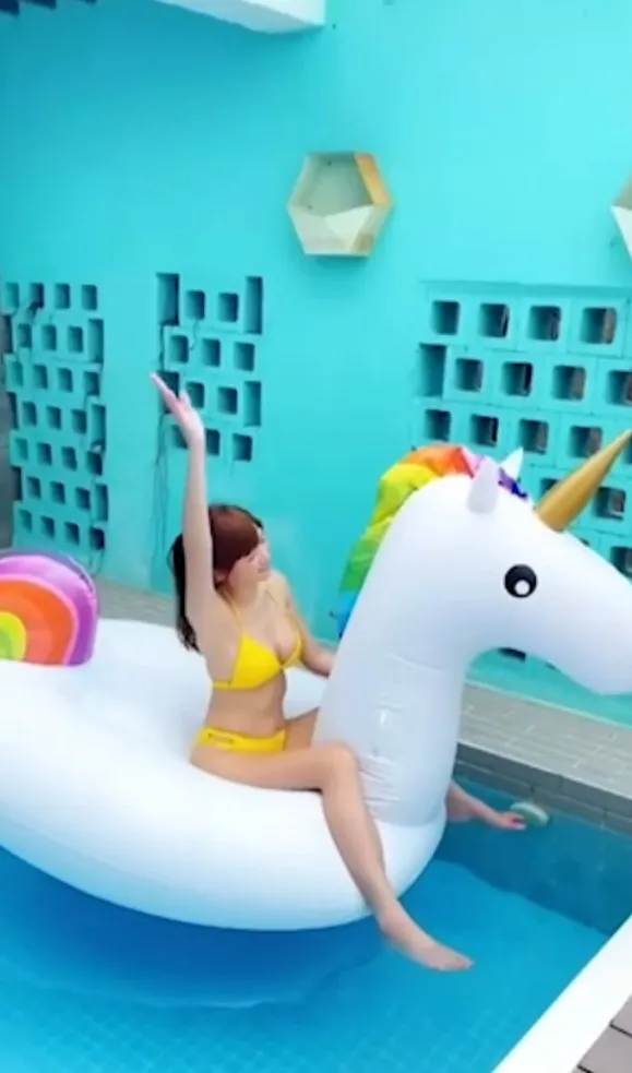 抓住夏天尾巴！泳池比基尼玩水。IG: reel :_042833 提供