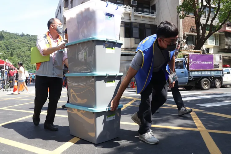 大直街重災戶返家取物進入第三輪。彭欣偉攝