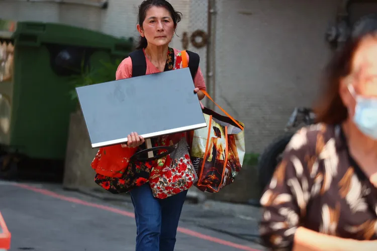 大直街重災戶返家取物進入第三輪。彭欣偉攝