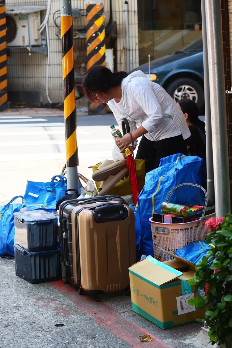 災戶怒吼這不是搬家比賽。彭欣偉攝