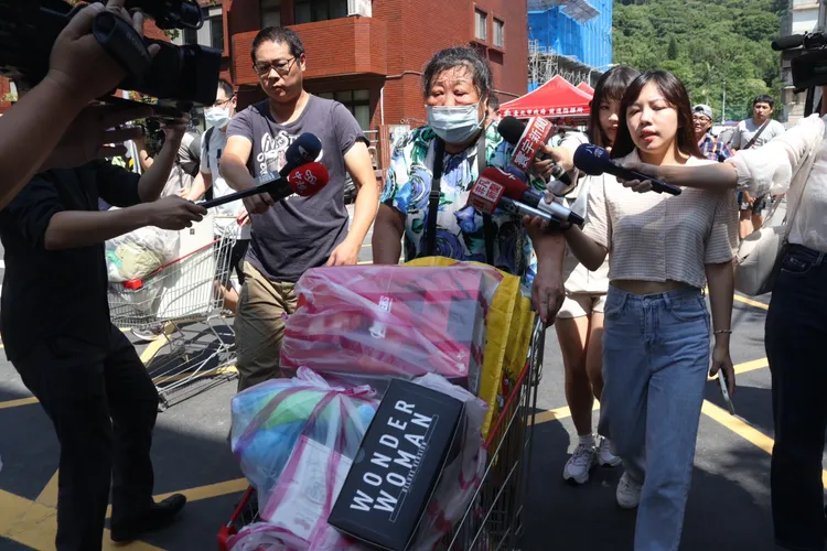 大直街重災戶返家取物進入第三輪。彭欣偉攝