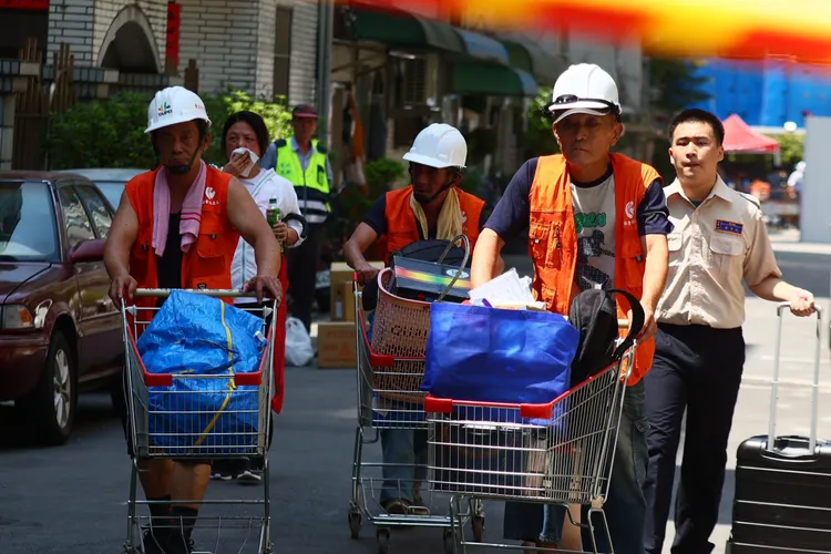 大直街重災戶返家取物進入第三輪。彭欣偉攝