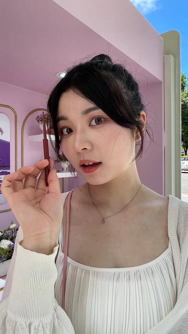 Model帶逛艾杜紗花癒美妝車。張家玲攝