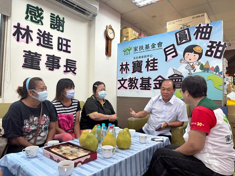 林進旺以自身經歷鼓勵家長遇到逆境不要絕望。北台南家扶提供