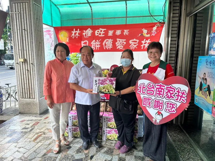 北台南家扶主任莊淑惠(左)感謝林董月餅傳愛不間斷。北台南家扶提供