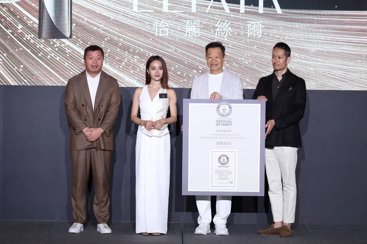 蔡依林與台灣資生堂董事長李國祥（右二）合影。娛樂中心攝