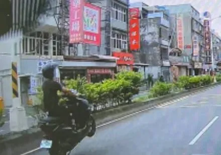 男子耍帥翹孤輪　面臨最高罰3萬6千元。桃園警分局提供