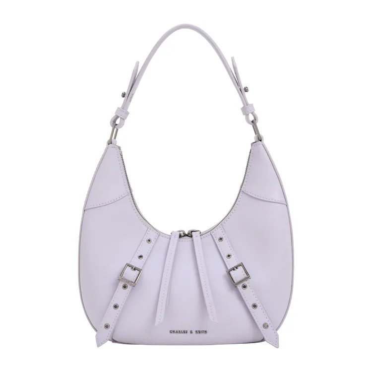 腰帶彎月流浪包，2190元。品牌提供