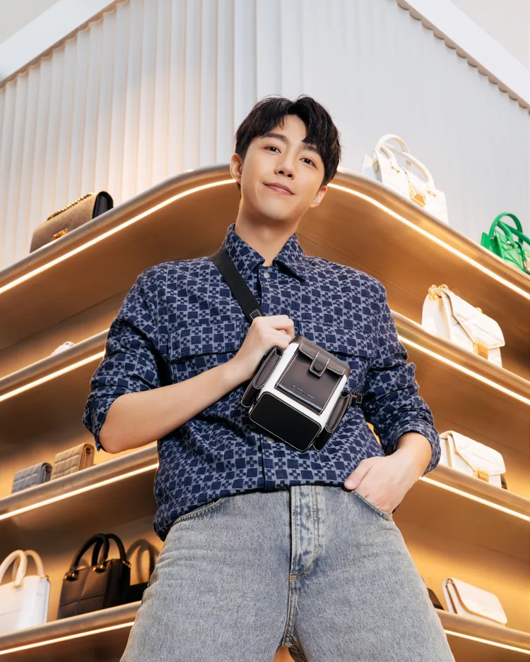 蔡凡熙演繹Bronte系列黑白撞色多功能小包。品牌提供