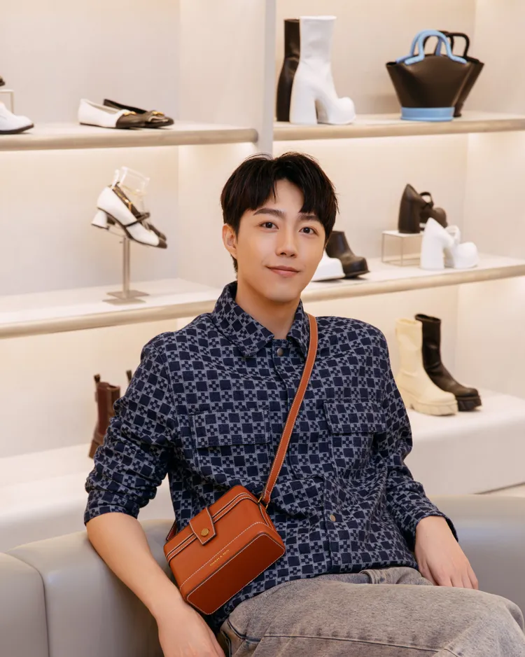 蔡凡熙將Bronte系列磚紅色箱型斜背包背上身。品牌提供