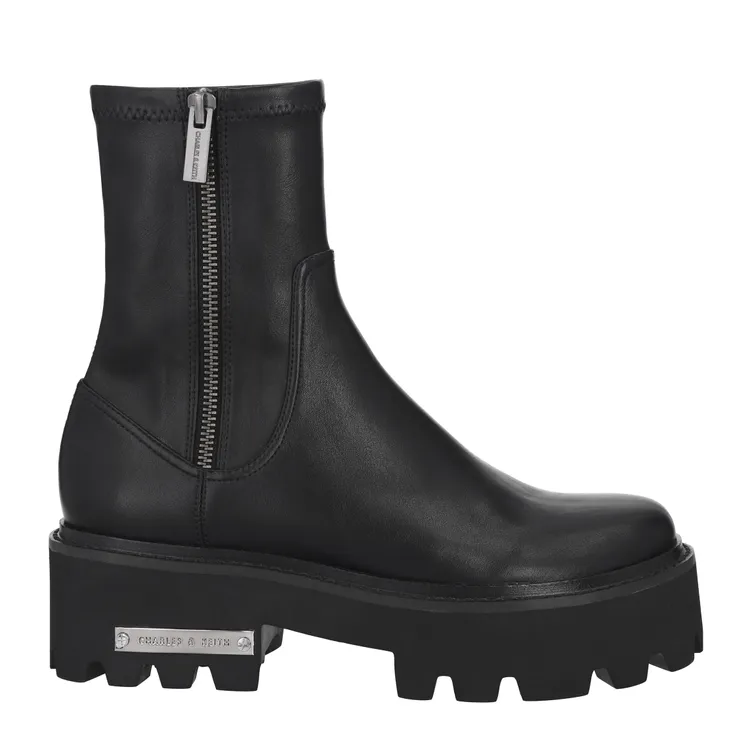 素面拼接厚底短靴，2790元。品牌提供