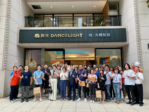 香尼歐參訪團前進舞光　室內設計師與光樂互動