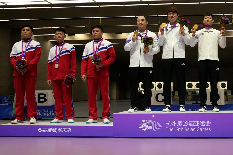 北韓隊（圖左）臉色鐵青。美聯社