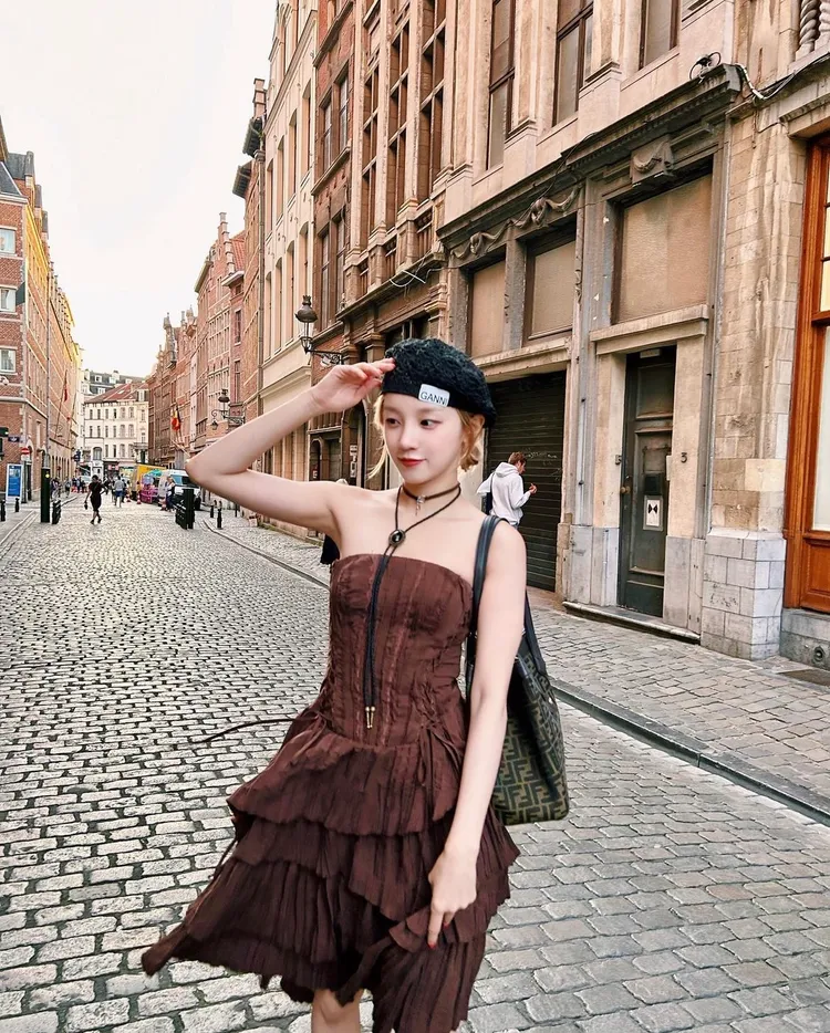 宋雨琦換上深咖啡平口洋裝。翻攝宋雨琦IG