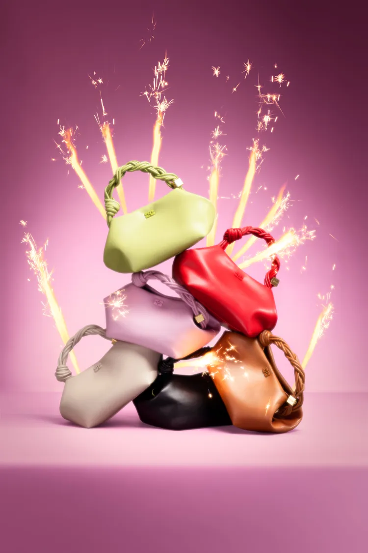 GANNI Bou Bag由回收皮革未來面料Ohoskin混合製成。品牌提供