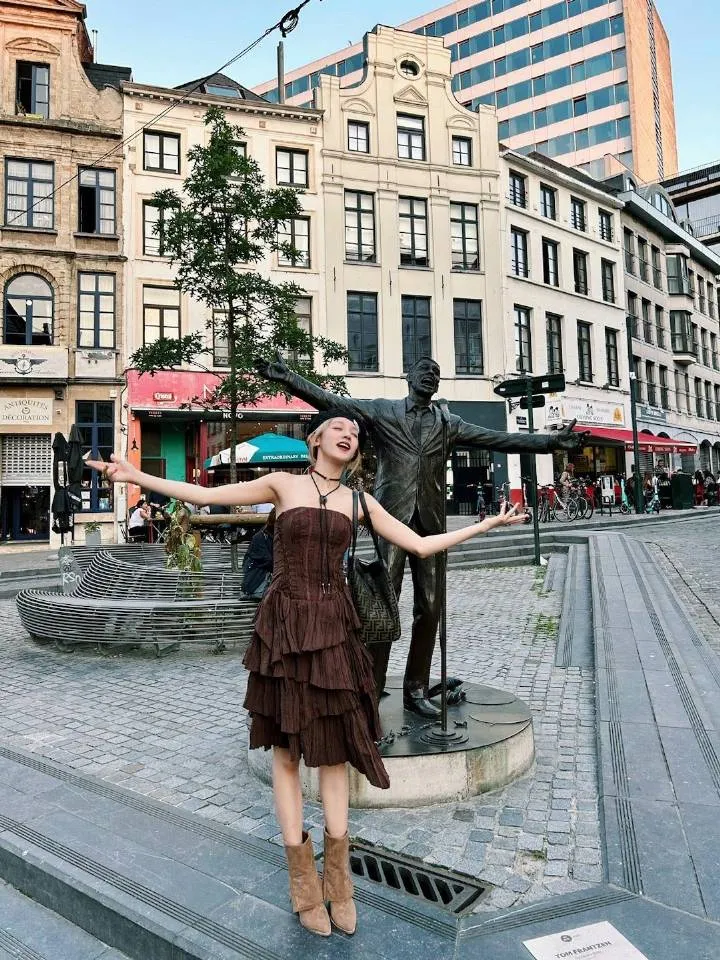 宋雨琦與比利時著名歌手的紀念雕像合影。翻攝宋雨琦IG