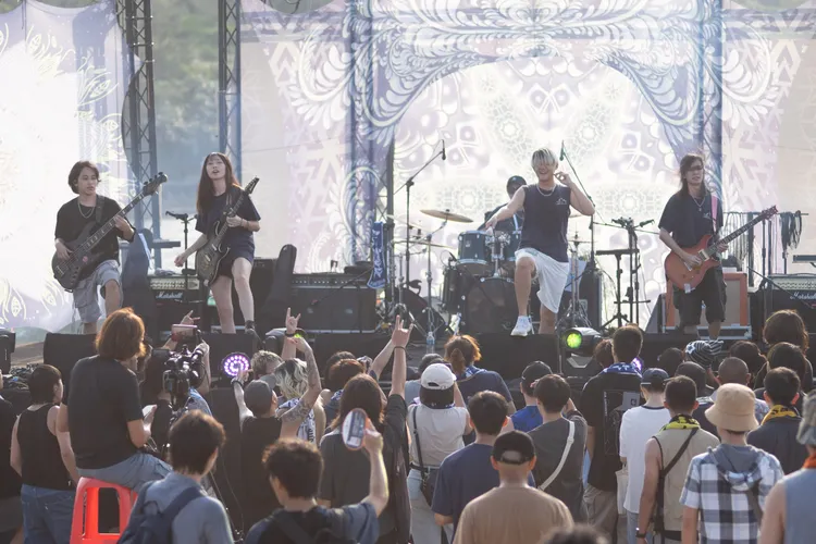 臺中發跡的「Traveller旅人」以極具渲染力的音樂表演嗨翻海祭小舞臺。翻攝畫面