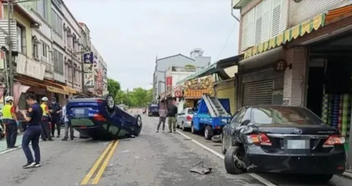 女駕駛疑開到「度估」撞翻3車　衝撞瞬間曝光！老婦只差幾秒躲過一劫