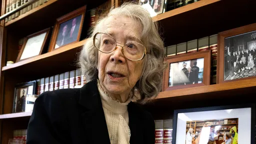 世代之爭?台灣「博愛座」白眼女不讓座 美國96歲法官不讓位