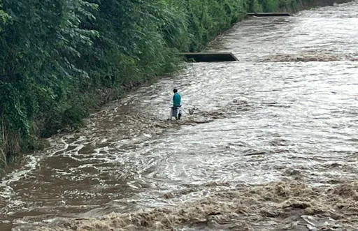 台中石角溪溪水暴漲　2名釣客受困！警消緊急救援