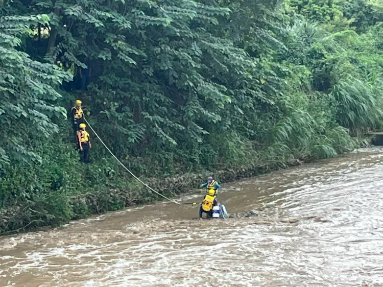 消防人員成功將受困釣客救上岸。民眾提供
