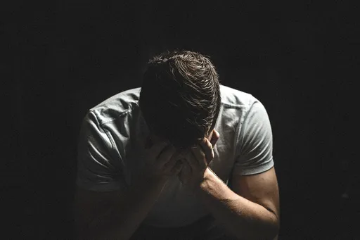 獨家|借超商拍「多人運動」!裸男自捏奶頭貨架擺拍 總公司回應了