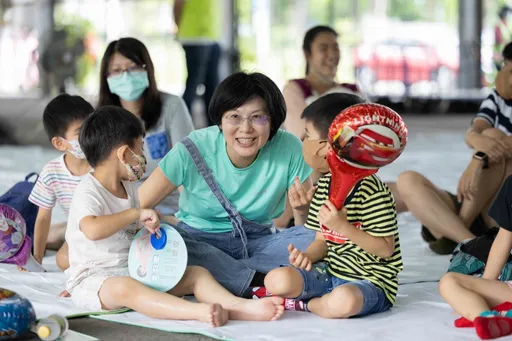 寓教於樂 林岱樺辦親子活動「童樂繪」推雙語學習