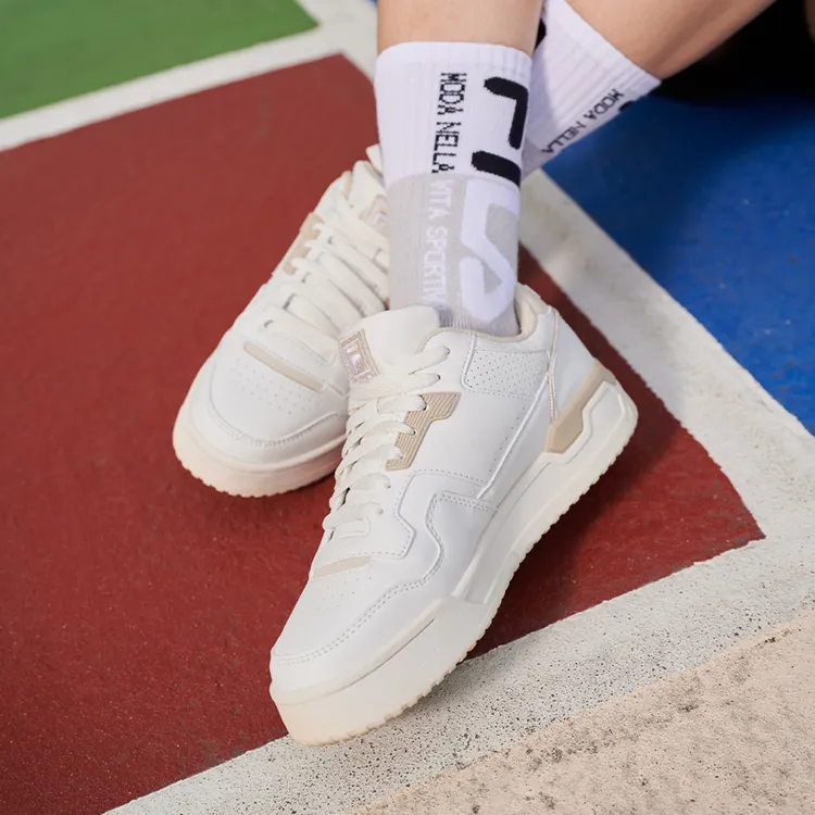 TARGA 88/22環保運動鞋保有經典網球鞋輪廓。品牌提供