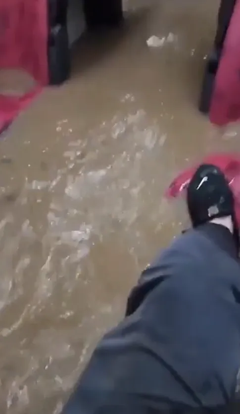 乘客將腳放上對面座位避水。翻攝自香港01