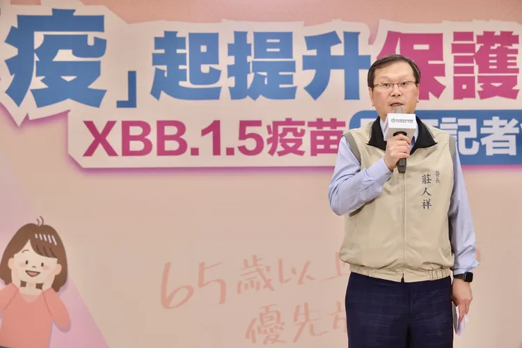 疾管署署長莊人祥表示，國內新冠疫情預估12月中旬達到高峰。林林攝