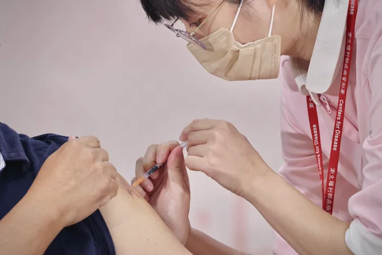 醫師李秉穎建議，流感疫苗局部副作用較輕微，可打在慣用手，非慣用手施打新冠和肺鏈疫苗。林林攝