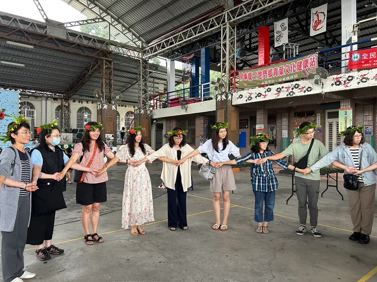 社區民眾與遊客一起傳統圍舞。翻攝畫面