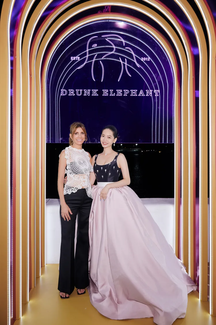 曾之喬（右）的好膚質驚呆醉象品牌創辦人。品牌提供