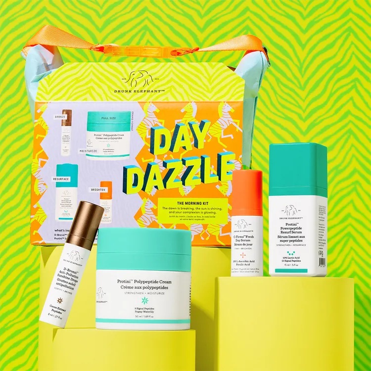 白天亮晶晶周慶限量套組，包含9ml維他命C活膚精華、15ml水飽飽B5保濕精華、50ml多胜肽緊緻抗老霜、5ml維他命眼霜，以及多巴胺亮彩環保購物袋，2970元。品牌提供