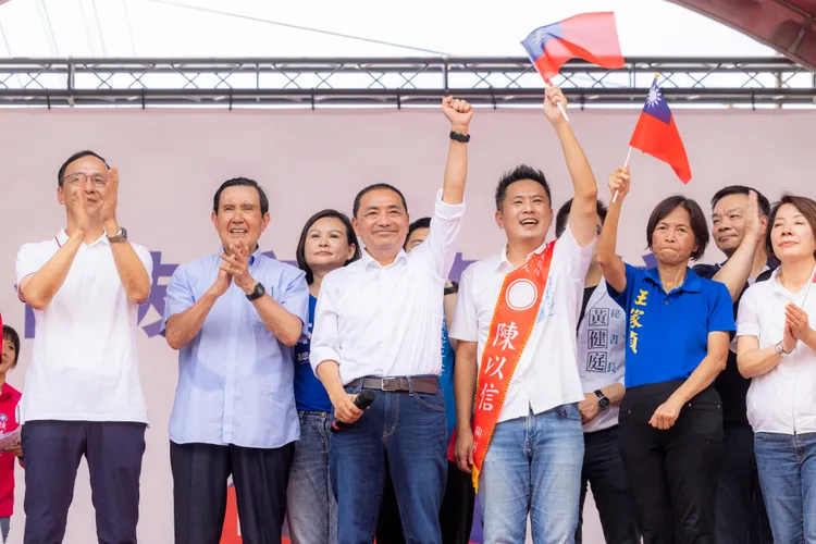 侯友宜今日前往台南，與立委參選人陳以信共同成立聯合競選總部。侯辦提供