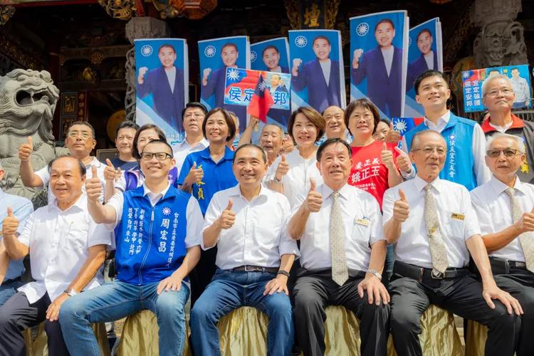 侯友宜今日前往台南，與立委參選人陳以信共同成立聯合競選總部。侯辦提供