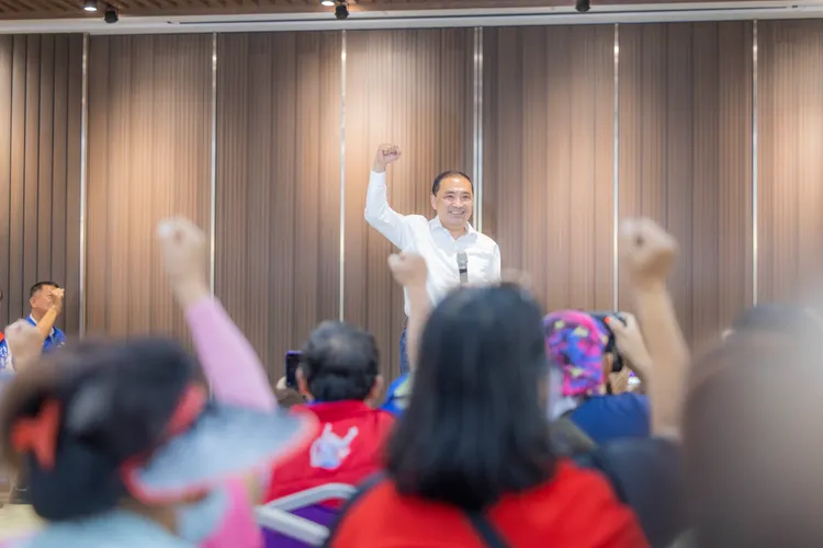 侯友宜今日前往台南，與立委參選人陳以信共同成立聯合競選總部。侯辦提供