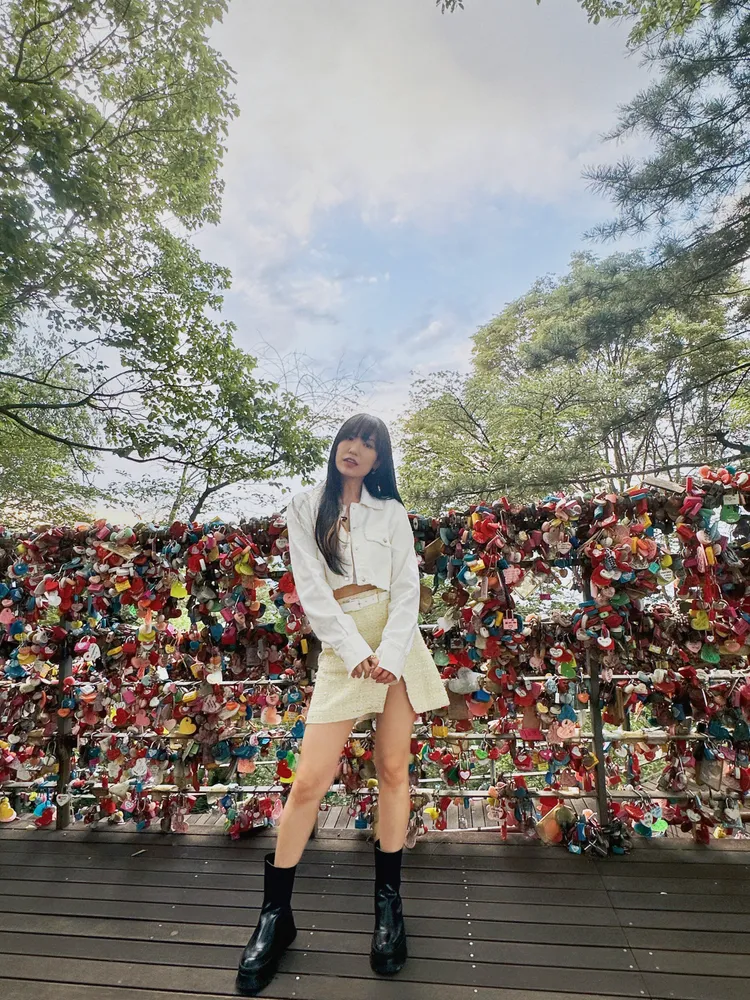 孫盛希造訪韓國各大景點。滾石唱片提供