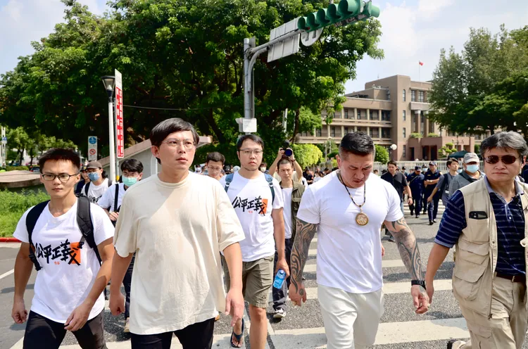 前立委黃國昌今早跟網紅「館長」陳之漢率民團數十人，前往行政院門口召開記者會。林林攝