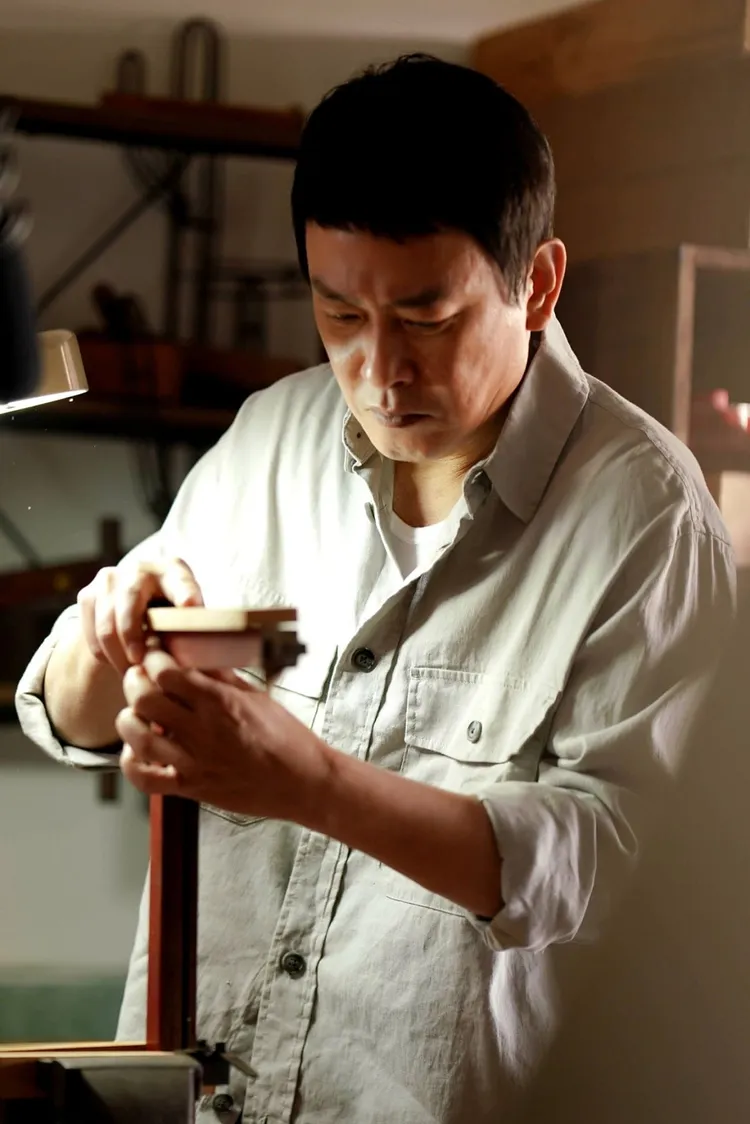 王識賢敬業拜師學藝，努力半年苦學當木匠。華視提供